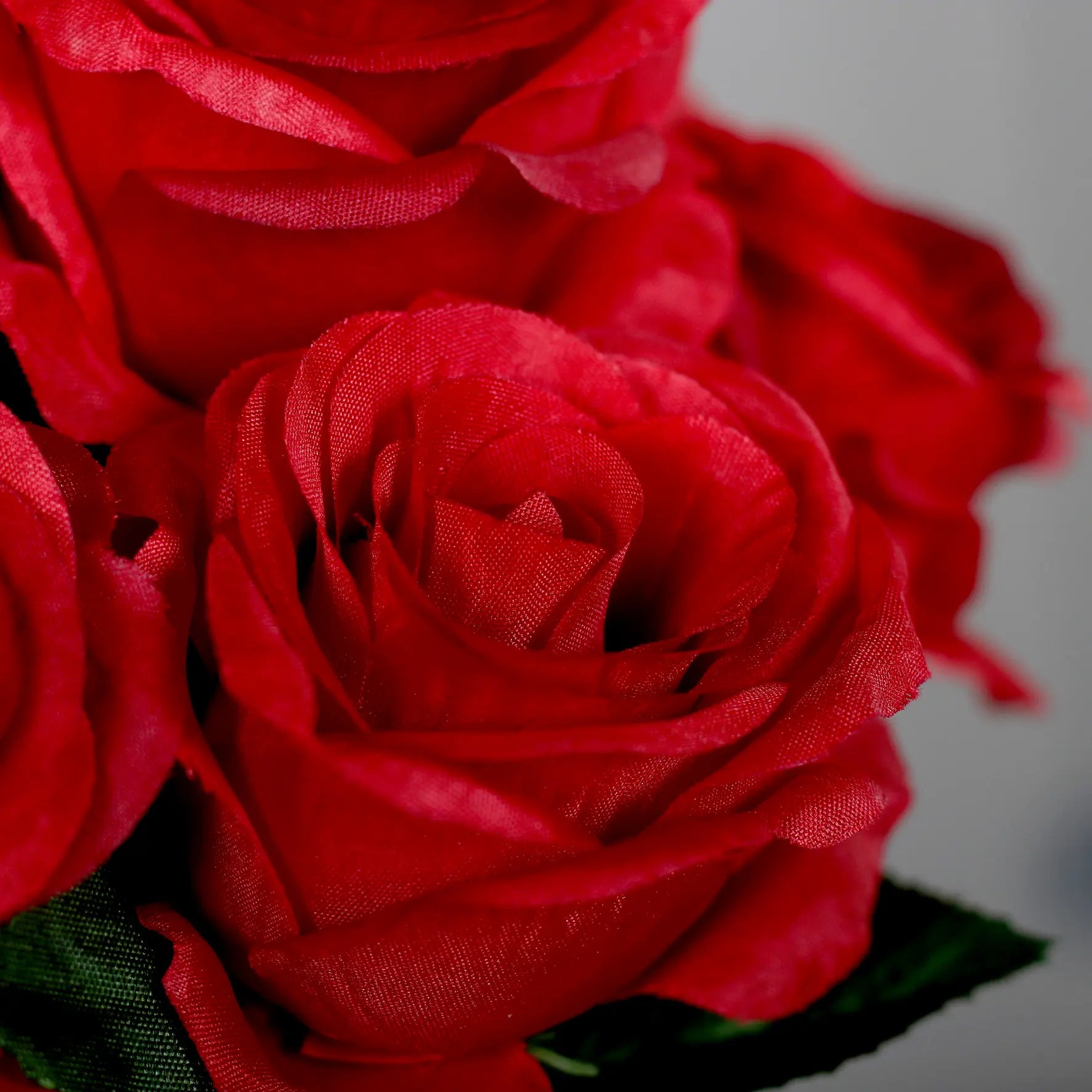 Künstlicher Rosenstrauß - Shiro, 40 cm, Kunstblume von aplanta, 11 Blüten, in Rot, für drinnen