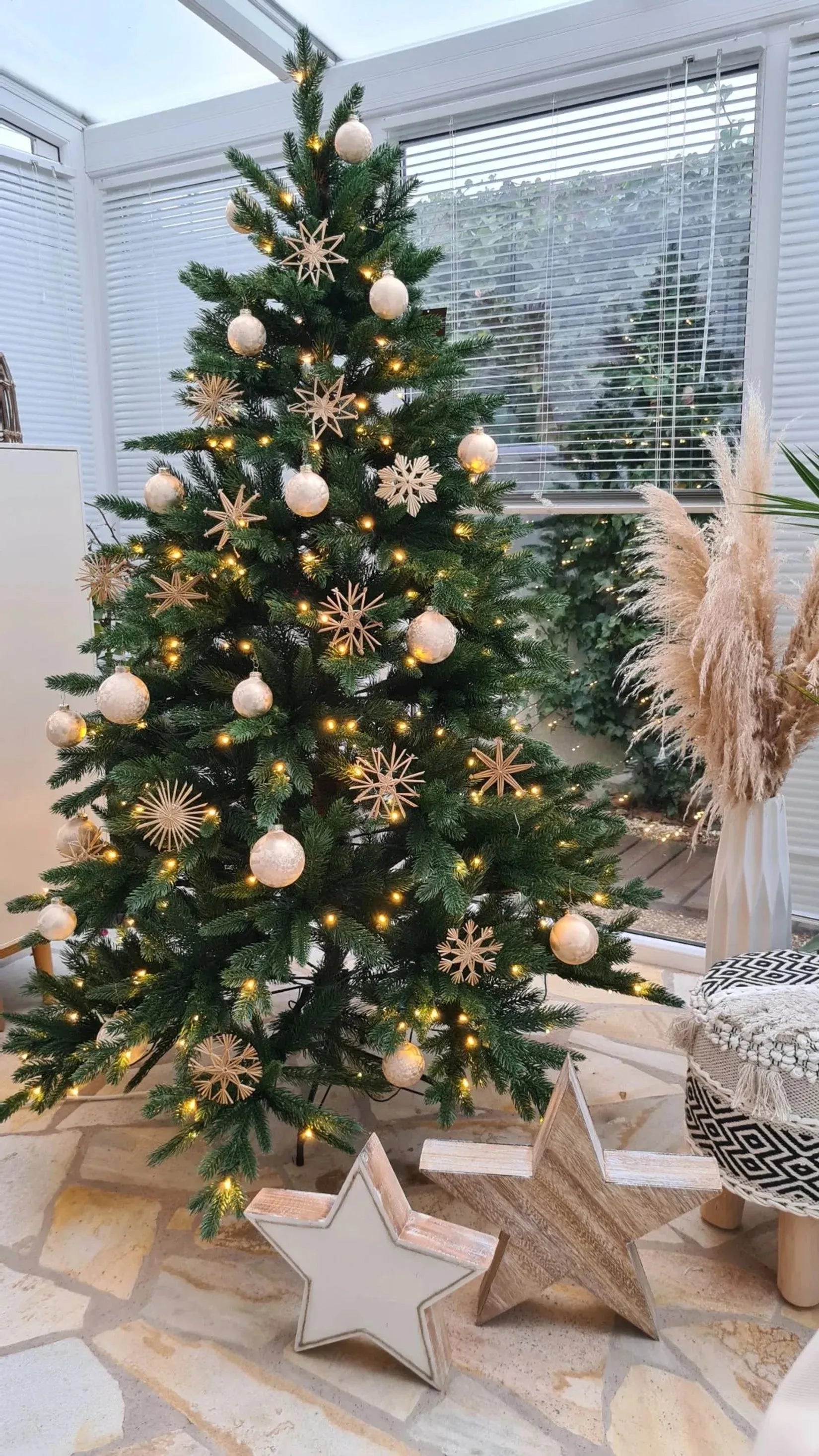 Künstlicher Weihnachtsbaum mit Beleuchtung - Emilia | 150 cm