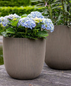 Blumentopf Kugel Groove warmes taupe | 35x34 cm