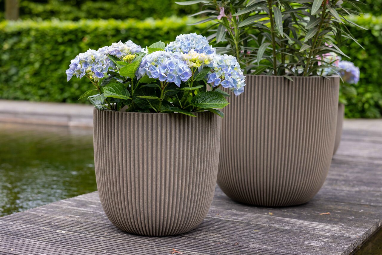 Blumentopf Kugel Groove warmes taupe, 43x41cm, Pflanzkübel von aplanta, für drinnen & draußen